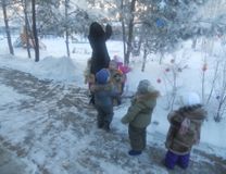 Малыши на прогулке (1 группа).