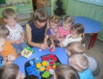 Экспериментируем с красками (1 группа).